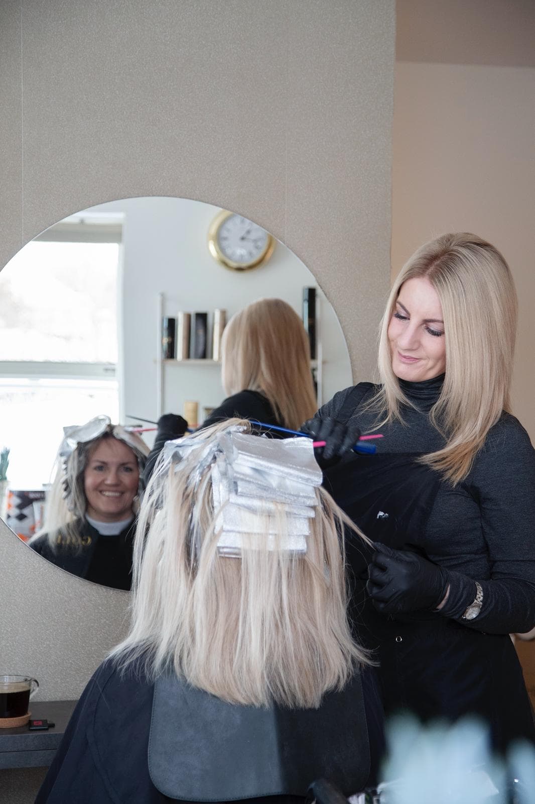 Salongen hos Chic Clinic — speil og klokke på veggen, Trondheim